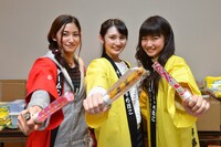 会場内の物販コーナーで手伝いをするスターダストプロモーションの七木奏音、大久保聡美、青山奈桜（左から）。