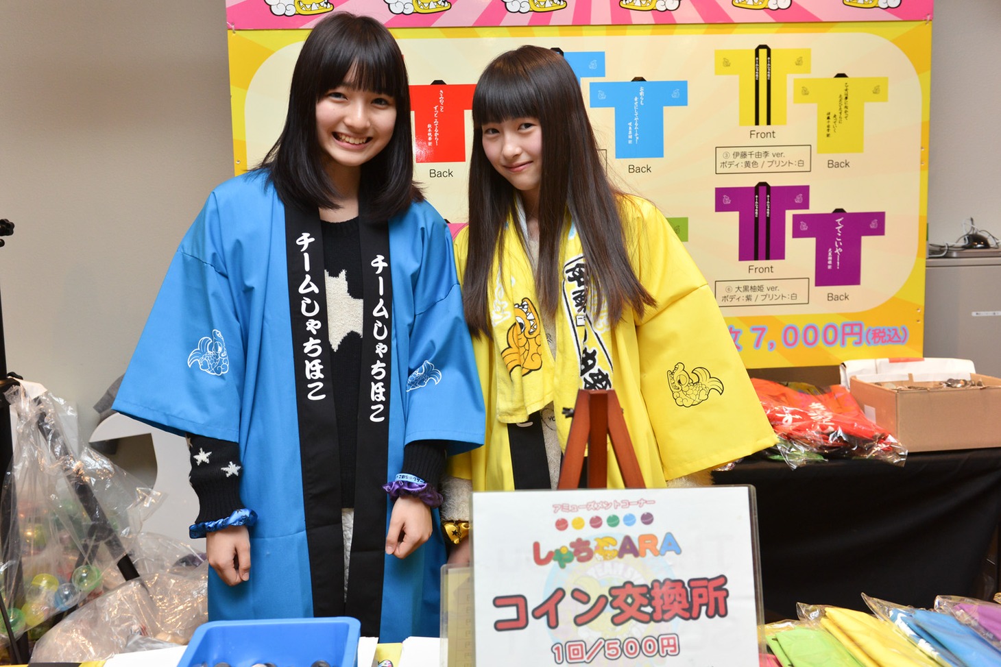 会場内の物販コーナーで手伝いをするスターダストプロモーションの鈴木かのん、華山志歩（左から）。