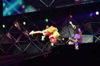 玉井詩織をかつぐ百田夏菜子。