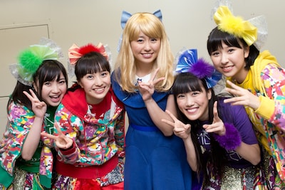 ももいろクローバーZ。中央は足を負傷しクララに扮した佐々木彩夏。