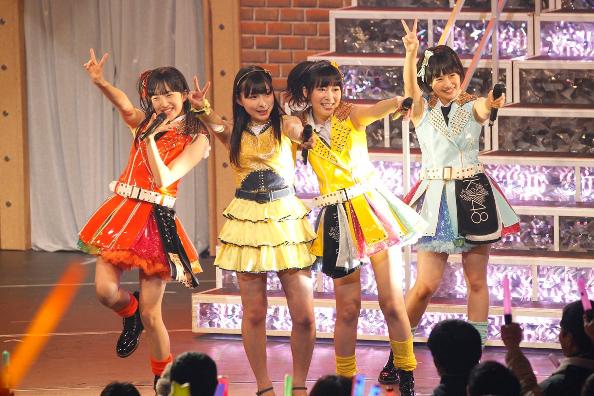 左から田島芽瑠、山本茉央、指原莉乃、朝長美桜。 (C)AKS