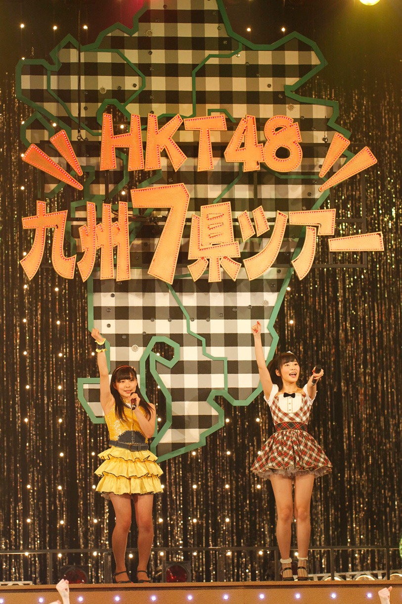 左から山本茉央、指原莉乃。 (C)AKS