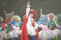 きゃりーぱみゅぱみゅと妖精“ボイパボイパ”。（Photo by aki ishii）