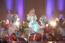 きゃりーぱみゅぱみゅと妖精“ボイパボイパ”。（Photo by aki ishii）