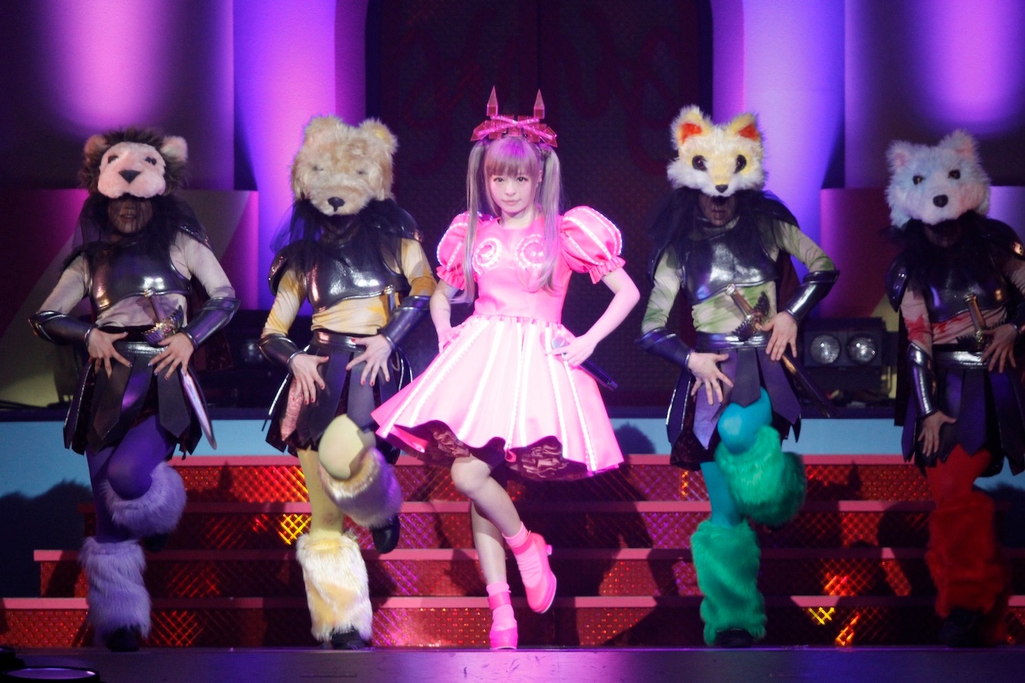 きゃりーぱみゅぱみゅと“動物騎士団”。（Photo by aki ishii）