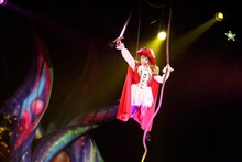 騎士風の衣装でステージ上空から登場したきゃりーぱみゅぱみゅ。（Photo by aki ishii）