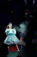 「つけまつける」の曲中に“デビルプラネッツ”の手下によって撃たれたきゃりーぱみゅぱみゅ。（Photo by aki ishii）