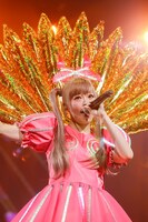 華やかな屏風を背負って「にんじゃりばんばん」を歌うきゃりーぱみゅぱみゅ。（Photo by aki ishii）