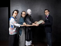 日本ふんどし協会会長・中川ケイジから表彰状を受け取る人間椅子。（撮影：KASSAI / 3PO DESIGN WORKSHOP）