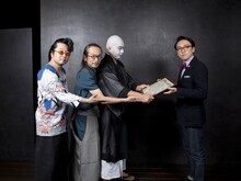 日本ふんどし協会会長・中川ケイジから表彰状を受け取る人間椅子。（撮影：KASSAI / 3PO DESIGN WORKSHOP）