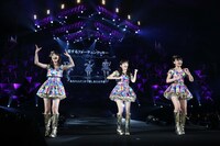 左から柏木由紀、渡辺麻友、小嶋真子。