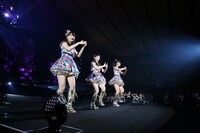 左から柏木由紀、渡辺麻友、小嶋真子。