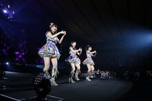 左から柏木由紀、渡辺麻友、小嶋真子。