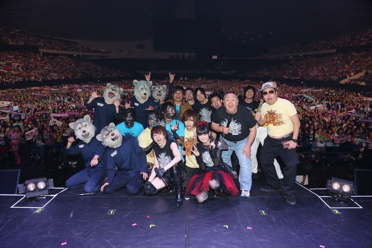 観客と記念撮影をする「LIVE EXPO TOKYO 2014 ALL LIVE NIPPON Vol.2」出演者たち。
