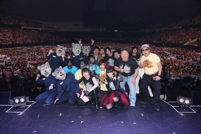 観客と記念撮影をする「LIVE EXPO TOKYO 2014 ALL LIVE NIPPON Vol.2」出演者たち。