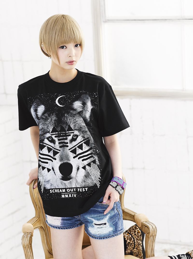 「SCREAM OUT FEST 2014」イベントTシャツを着用した最上もが。