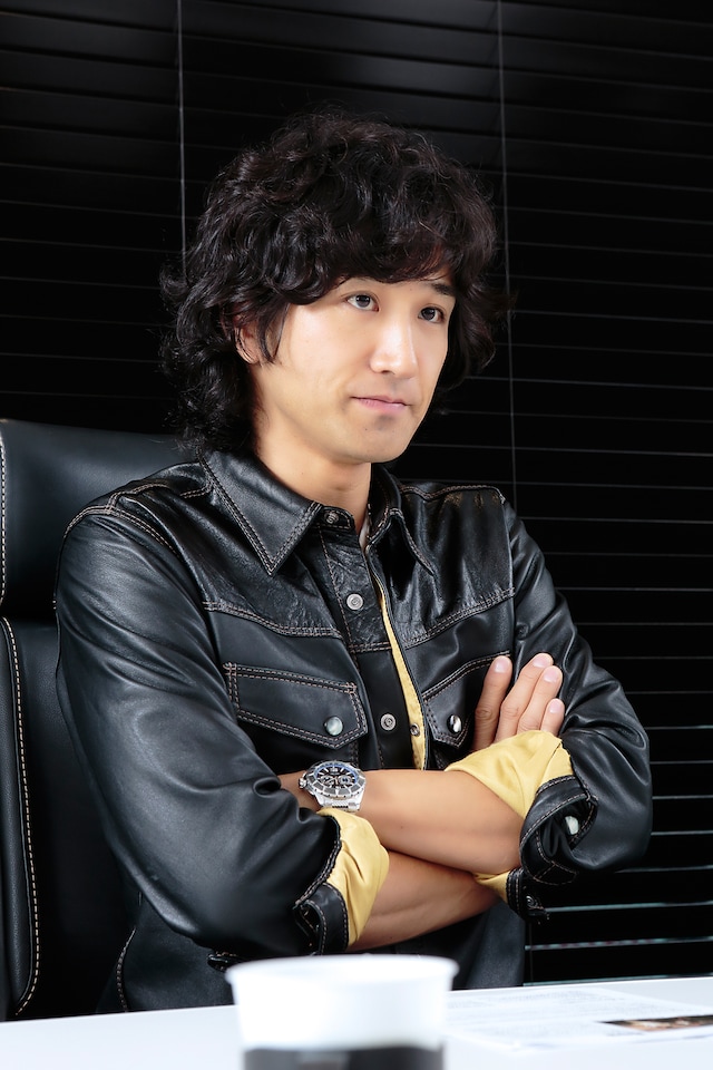 インタビューに応える徳永暁人（Vo, B）。