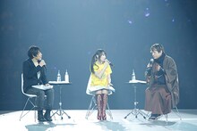 スペシャルゲスト京極夏彦（右）とともに、京極のベストセラー「絡新婦の理」を朗読した水樹奈々（中央）。（撮影：江藤はんな）