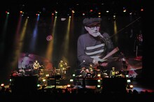 前列左からTOWA TEI、砂原良徳、ゴンドウトモヒコ、後列左から小山田圭吾、LEO今井、高橋幸宏。 （撮影：三浦憲治）