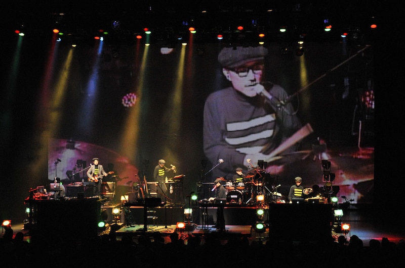 前列左からTOWA TEI、砂原良徳、ゴンドウトモヒコ、後列左から小山田圭吾、LEO今井、高橋幸宏。 （撮影：三浦憲治）