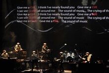 YMOのカバー「CUE」を演奏中のステージ。 （撮影：三浦憲治）