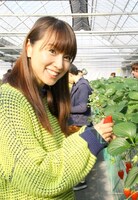 「いち～ゴ」を手に微笑む鈴木亜美。