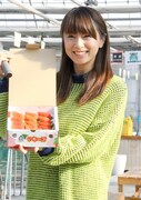 「いち～ゴ」のパッケージを手にする鈴木亜美。