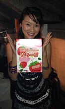 「いち～ゴ」のパッケージを手にする鈴木亜美。