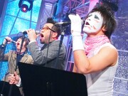 堂本ブラザーズバンドのコーラスメンバー。左から西川貴教（T.M.Revolution）、槇原敬之、樽美酒研二（ゴールデンボンバー）。