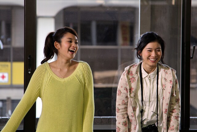 ショートムービー「会いたい」のワンシーン。左から筧美和子、松岡茉優。