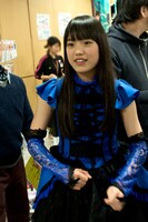 ファンとの交流を楽しむ伊藤千由李。