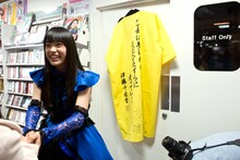 伊藤千由李の手書きメッセージ入り法被はHMVルミネ池袋店内に飾られた。