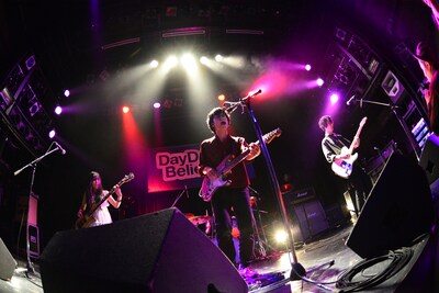 「DayDreamBeliever」赤色のグリッターのライブの様子。