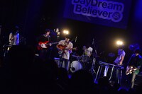 「DayDreamBeliever」恋する円盤のライブの様子。