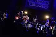 「DayDreamBeliever」恋する円盤のライブの様子。