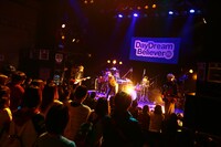 「DayDreamBeliever」ZEPTONIAのライブの様子。