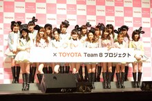 記者会見に出演したAKB48。