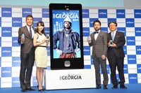 左から日本コカ・コーラ株式会社の和佐高志、松井玲奈、山田孝之、株式会社KADOKAWAの佐藤辰男（敬称略）。