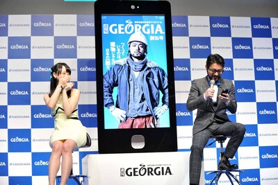 左から松井玲奈と、「さわれるグラビア 妄想カノジョ」を体験する山田孝之。