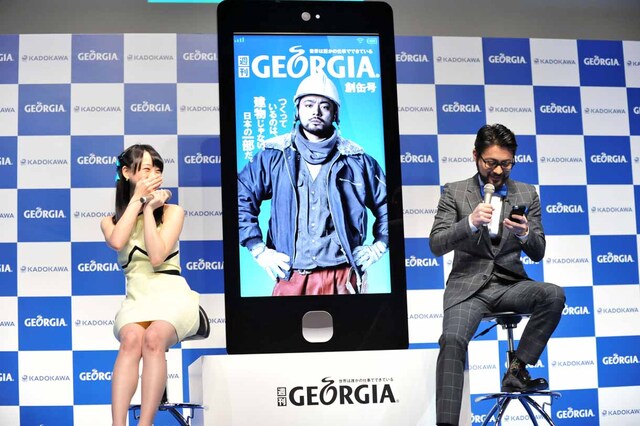 左から松井玲奈と、「さわれるグラビア 妄想カノジョ」を体験する山田孝之。