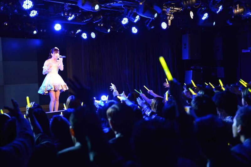 佐野友里子のソロ曲「ソレイユの魔法」歌唱の様子。