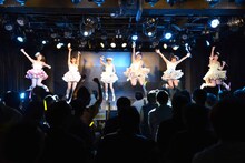 愛乙女★DOLL定期公演「～夢なんかじゃ終わらせないよ！歌声を力に変えて～」の様子。