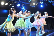 愛乙女★DOLL定期公演「～夢なんかじゃ終わらせないよ！歌声を力に変えて～」の様子。