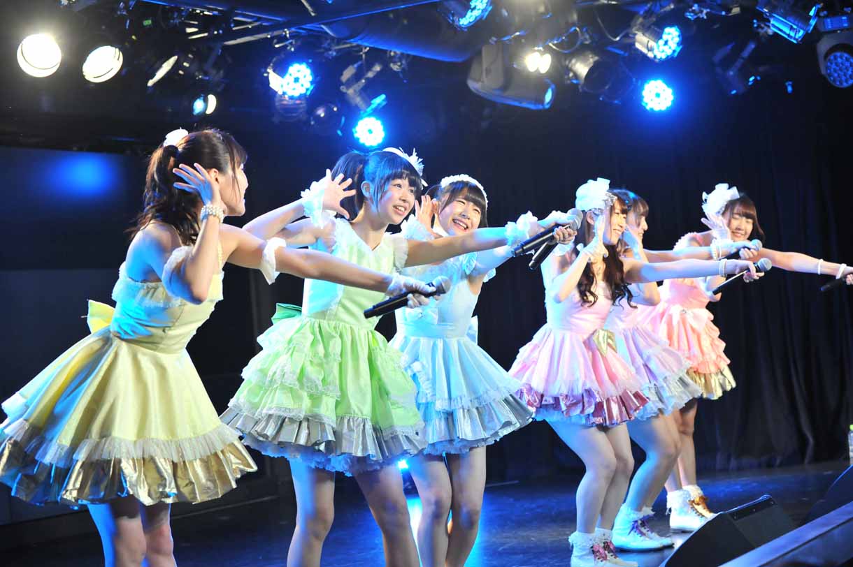 愛乙女★DOLL定期公演「～夢なんかじゃ終わらせないよ！歌声を力に変えて～」の様子。