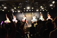 愛乙女★DOLL定期公演「～夢なんかじゃ終わらせないよ！歌声を力に変えて～」の様子。