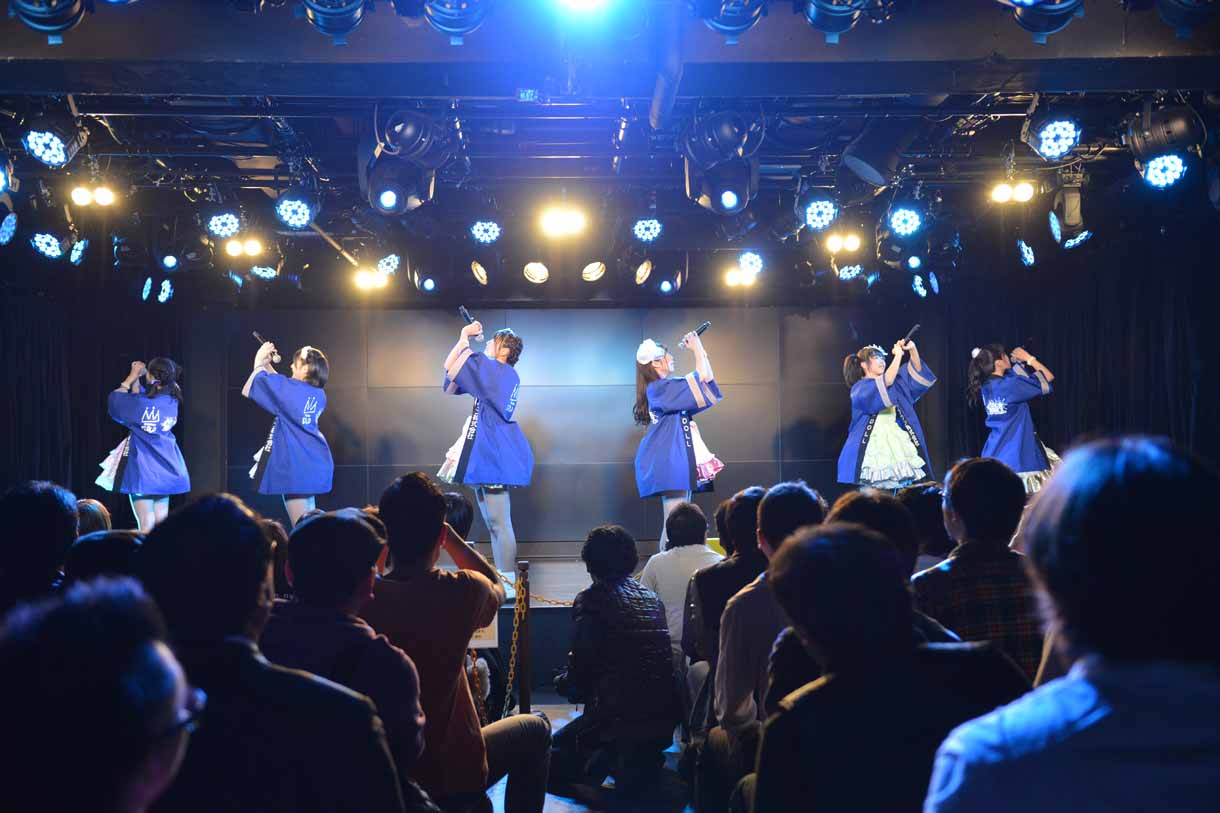 愛乙女★DOLL定期公演「～夢なんかじゃ終わらせないよ！歌声を力に変えて～」の様子。