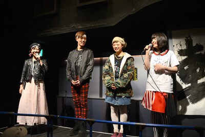 幕間のファッショントーク。