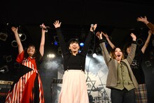 観客の声援に応える南波志帆とSEBASTIAN X。