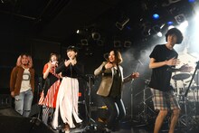 最後はなぜか電車ごっこで退場する南波志帆とSEBASTIAN X。