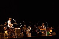 高田漣「ロッカデリック・アンサンブル」より鈴木茂とのセッションの様子。（撮影：三浦憲治）